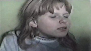 Мужичок ебёт 18-ти летнюю шлюху с широко раздвинутыми ногами