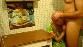 Русская белая женушка ебётся с мужем на кухонном столе