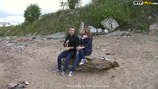 Русские трахаются на улице, приспустив штаны