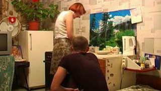 Одинокая домохозяйка устроила любительское порно со своим соседом с нижнего этажа