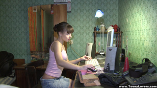 Русская студентка ебётся со своим парнем в комнате общежития